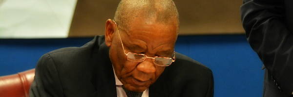 El Primer Ministro de Lesoto se las pira del paÃ­s antes de comparecer en el juicio por asesinato de su segunda esposa
